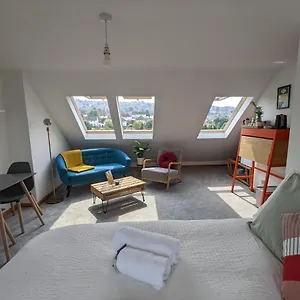  Guest house *large Unique Retro Private Attic & Bathroom*