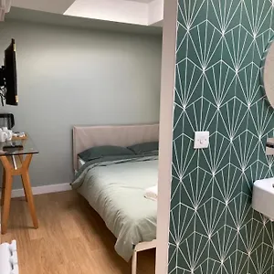  Guest house Ensuite Guest Unit With Ac And Free On-street Parking